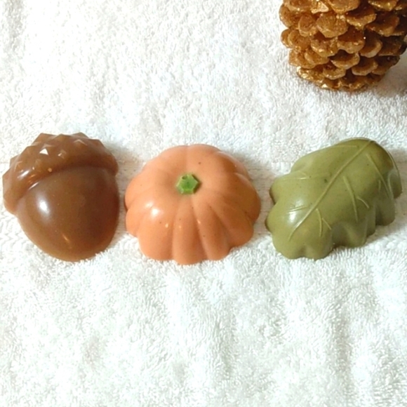 FALL FESTIVAL HANDCRAFTED SOAP TRIO SPICED APPLES PUMPKIN & GINGER 3PC SET NWT - Picture 3 of 4